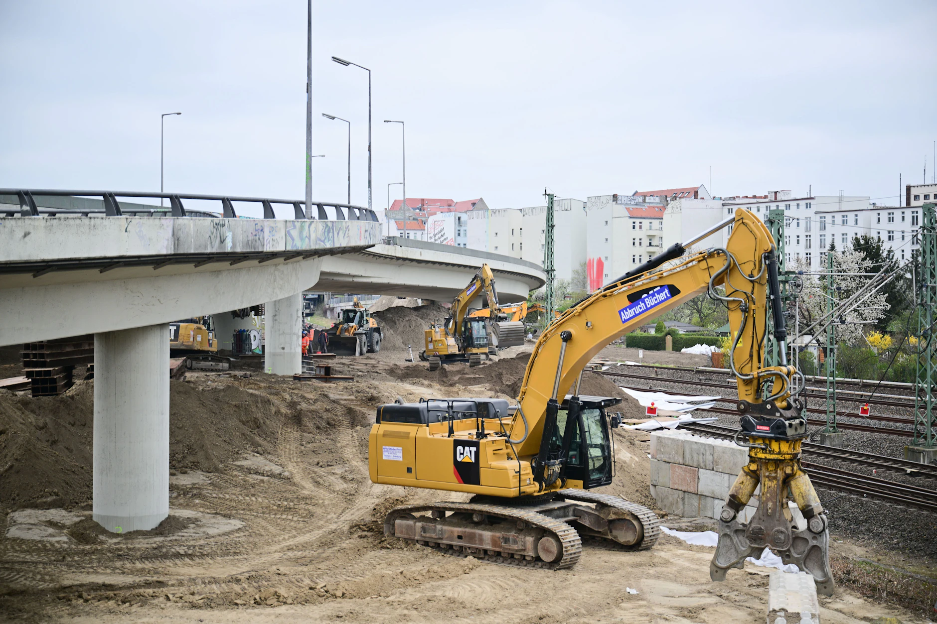 Arbeiter bereiten an der gesperrten Ringbahnbrücke der A100 die Abbrucharbeiten vor. 