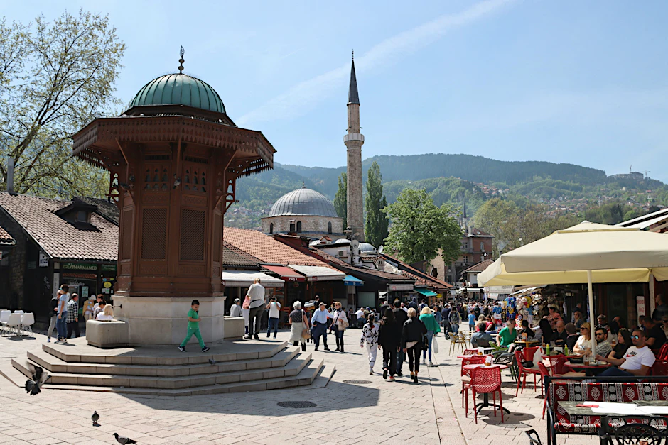 Der Sebilj-Brunnen auf dem Baščaršija-Platz in der Altstadt Sarajevos