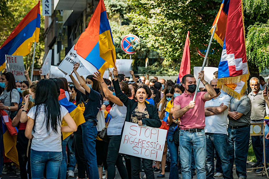 Der Umgang mit Karabach-Armeniern sorgt für heftige Diskussionen in der armenischen Gesellschaft.