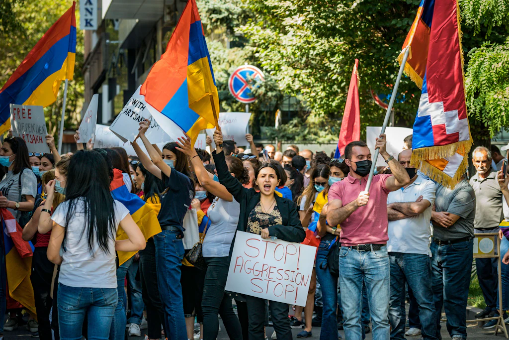 Der Umgang mit Karabach-Armeniern sorgt für heftige Diskussionen in der armenischen Gesellschaft.