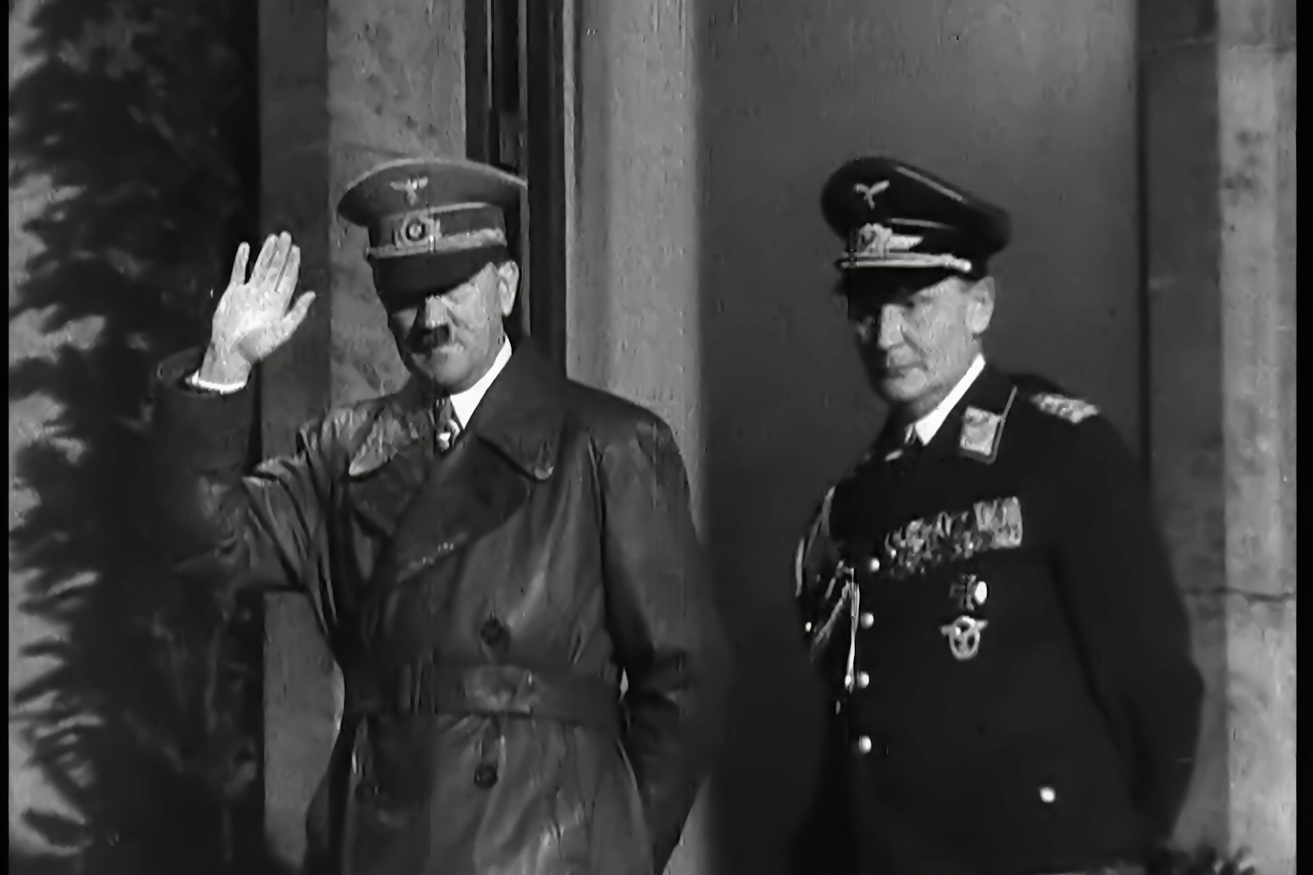 Adolf Hitler (l.) und Hermann Göring. Eine Gen-Analyse des Blutes von Hitler sorgt derzeit für Aufruhr.
