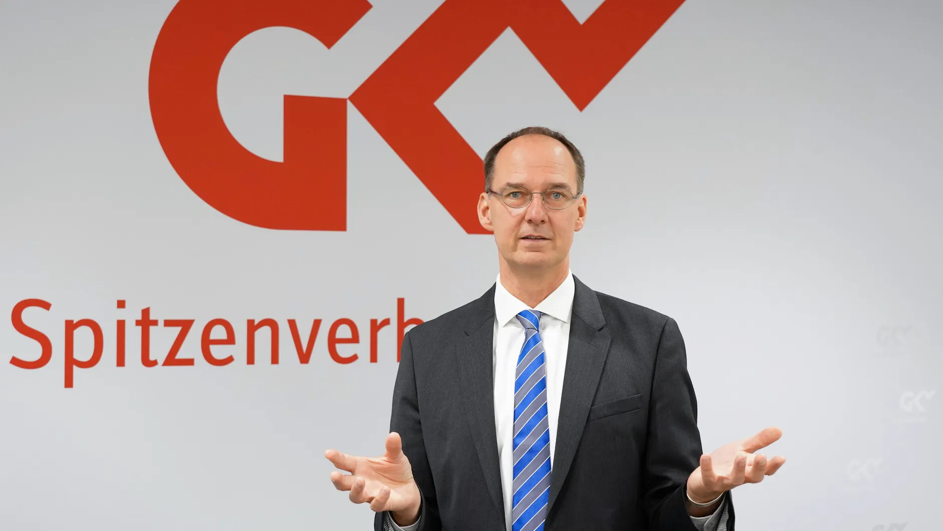 GKV-Sprecher Florian Lanz warnt vor einem „gezielten, bandenmäßigen Betrug, der die Solidargemeinschaft schädigt“.