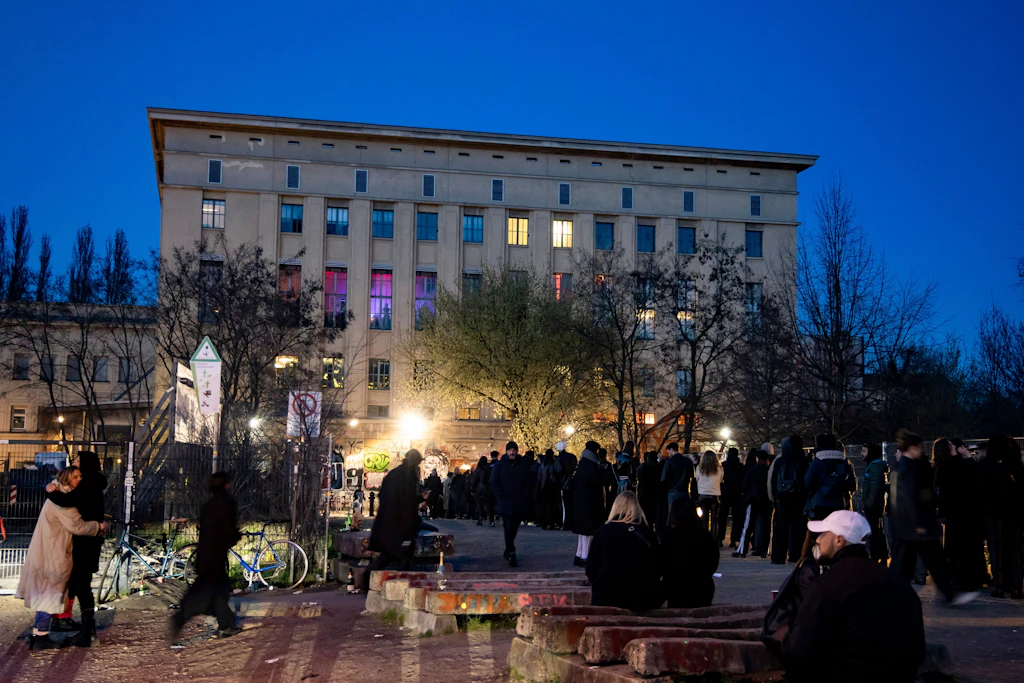 Menschen stehen Schlange vor dem Berghain in Berlin.