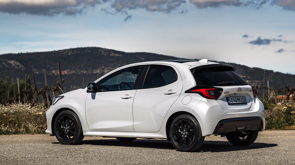Dieser Mazda ist eigentlich ein Toyota: Mazda2 Hybrid und Toyota Yaris werden beide im gleichen Werk im französischen Valenciennes gebaut.