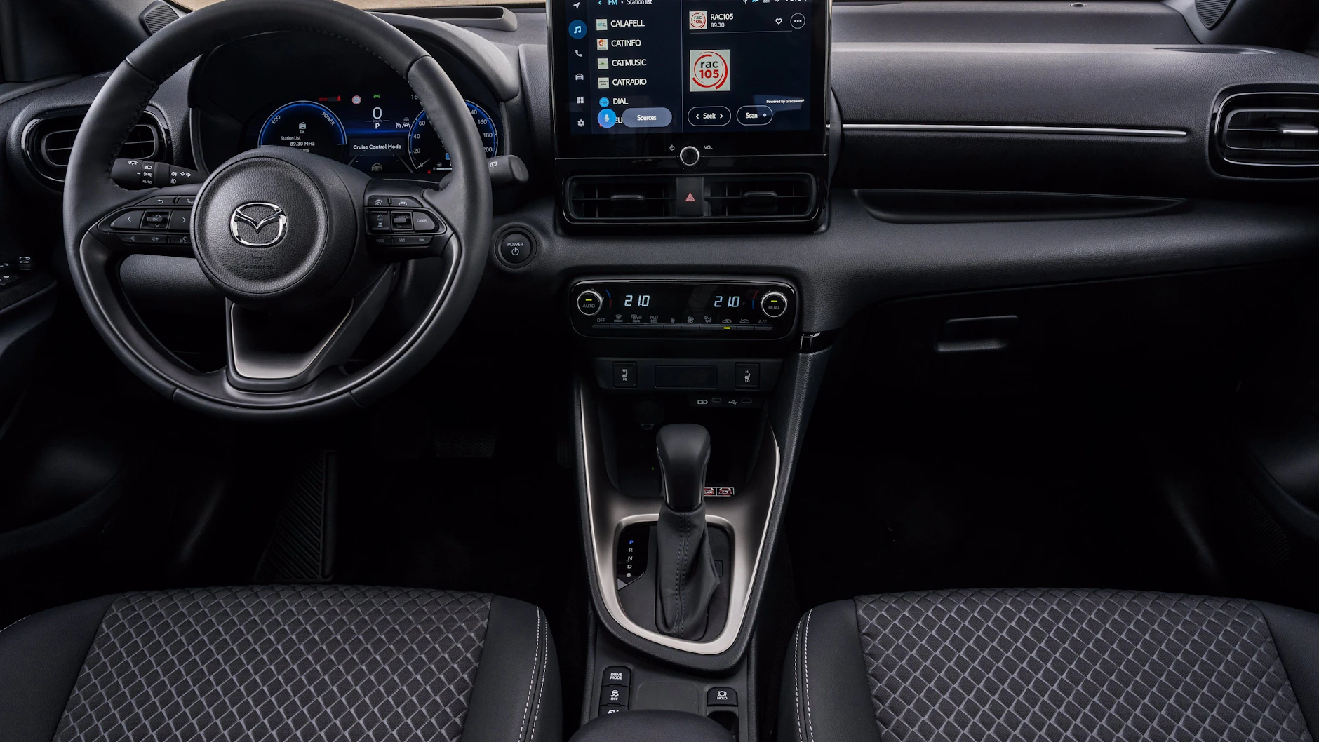 Serienmäßig ist auf der Mittelkonsole ein neun Zoll (22,86 cm) großes Touchscreen-Multimedia-Display. In der „Homura Plus“-Version ist es 10,5 Zoll (26,67 cm) groß.