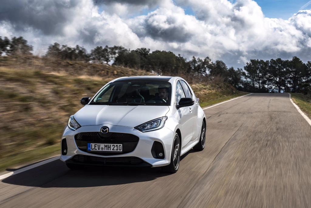 Mit fünfeckigem Mazda-Kühlergrill: Bei der Modellpflege wurde die Front an das Mazda-Design angepasst. 