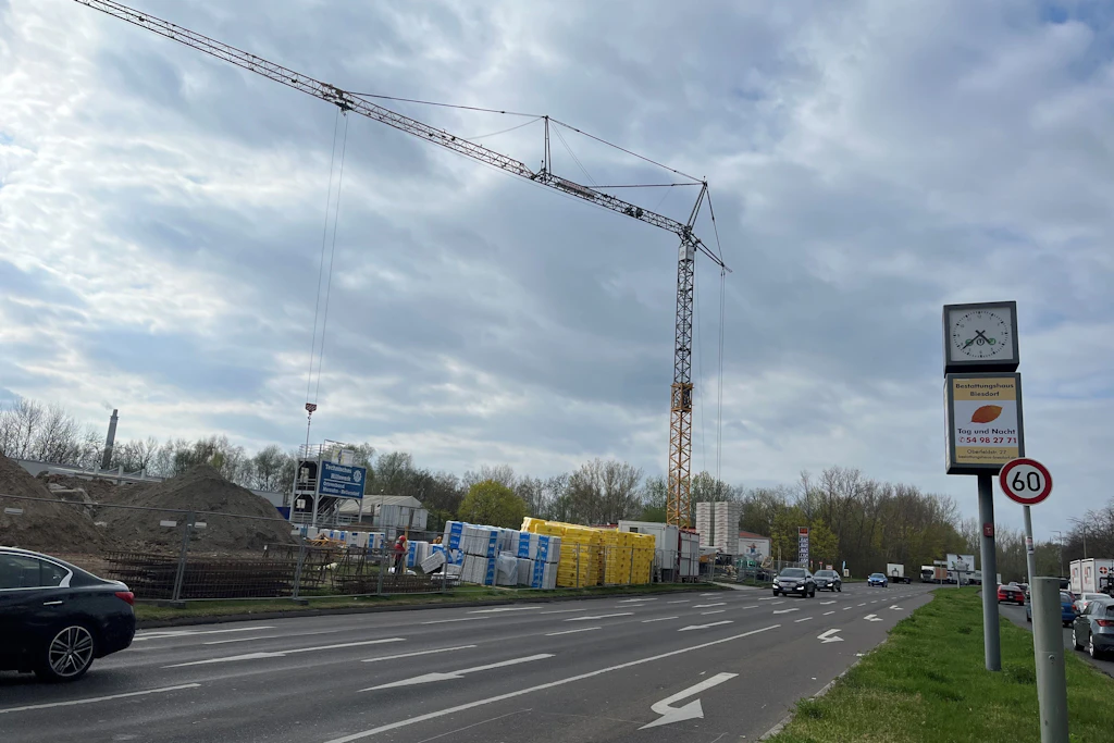 Die Baustelle in der Märkische Allee 59 (Marzahn-Hellersdorf): Hier wird Geschäftshaus errichtet, in das bald ein Aldi-Supermarkt einziehen soll.