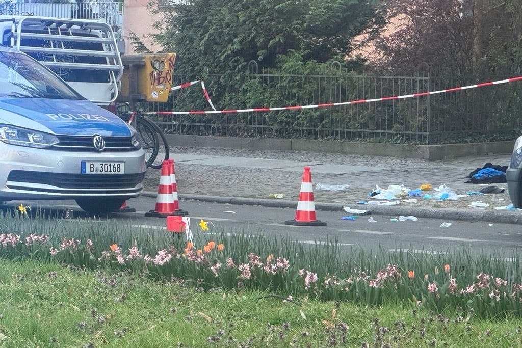 In der Nähe des Sophie-Charlotte-Platzes wurde ein Messerangreifer von der Polizei niedergeschossen.