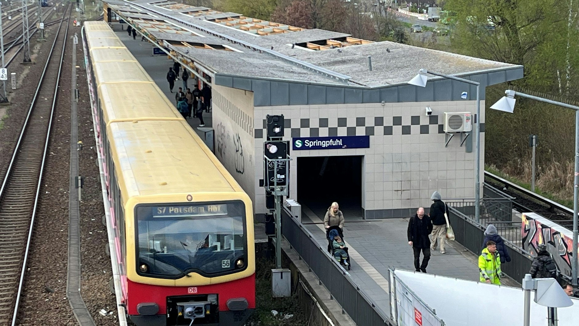 Unweit vom S-Bahnhof Springpfuhl wird gerade der Aldi-Markt gebaut - auf Flächen, die für die Nahverkehrstangente Ost vorgesehen sind.