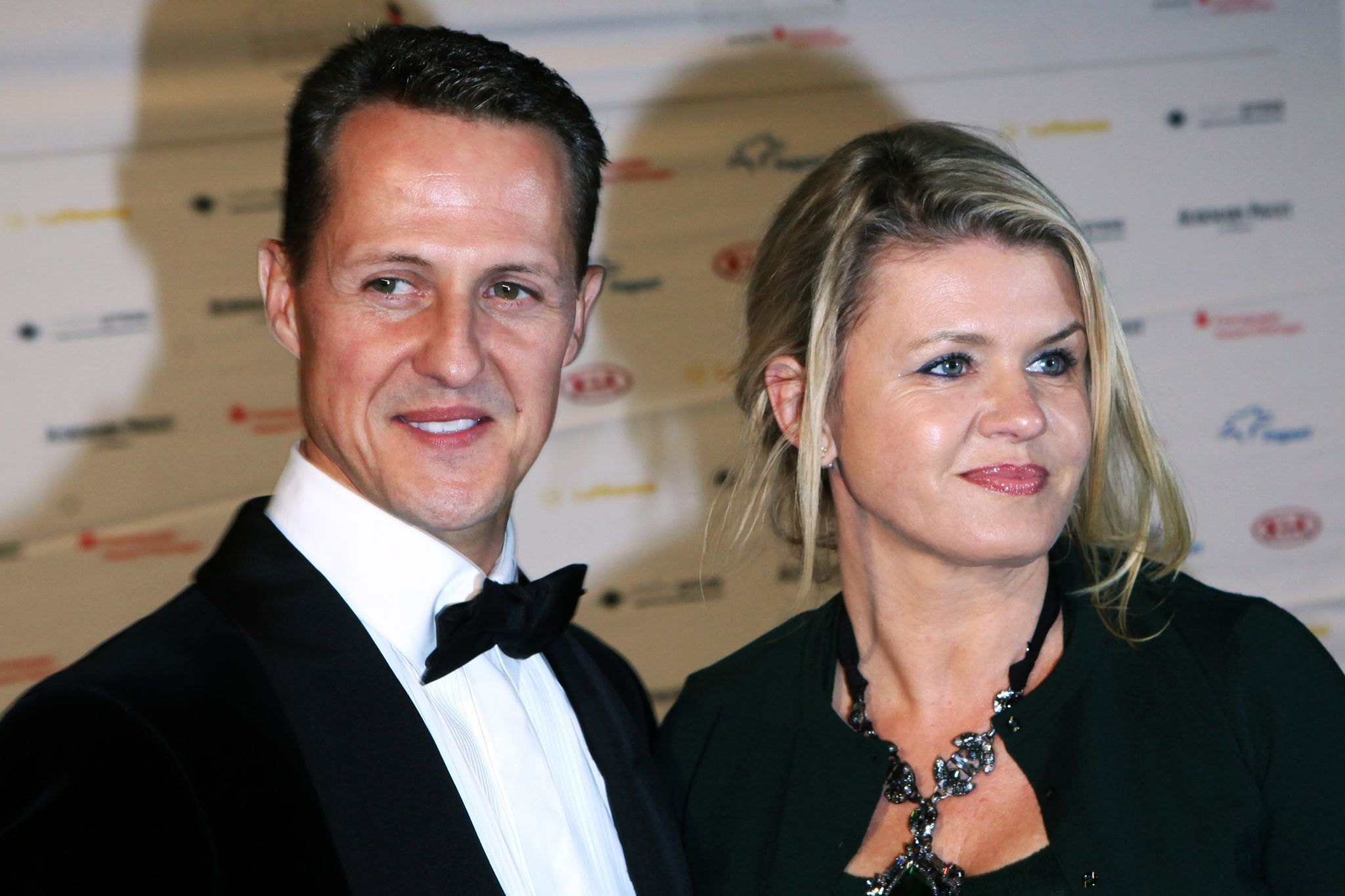 Lebenszeichen von Michael Schumacher: Er signiert Formel-1-Helm
