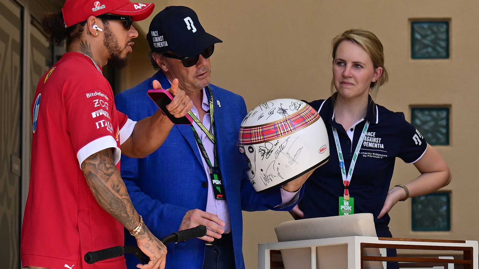 Mark Stewart, der Sohn von Jackie Stewart, und Lewis Hamilton mit dem von allen noch lebenden Weltmeistern unterschriebenen Helm, der heute offiziell präsentiert wird. 