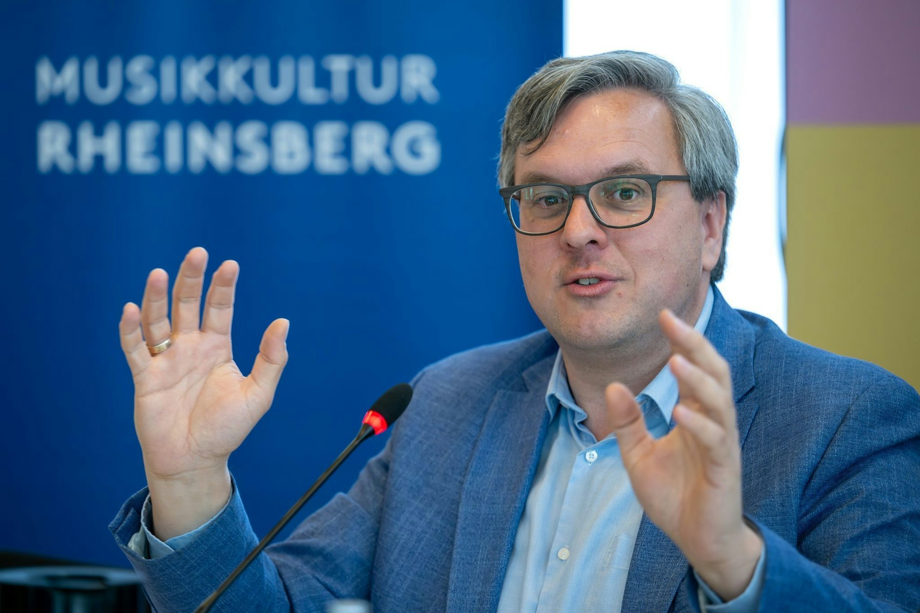 Der Musikwissenschaftler Jelle Dierickx, ab Herbst 2025 neuer künstlerischer Leiter der Musikkultur Rheinsberg gGmbH, spricht während der zu seiner Vorstellung veranstalteten Pressekonferenz. Die 2014 gegründete Musikkultur Rheinsberg vereint unter ihrem Dach die Bundes- und Landesmusikakademie Rheinsberg, die Kammeroper Schloss Rheinsberg sowie das Schlosstheater Rheinsberg.