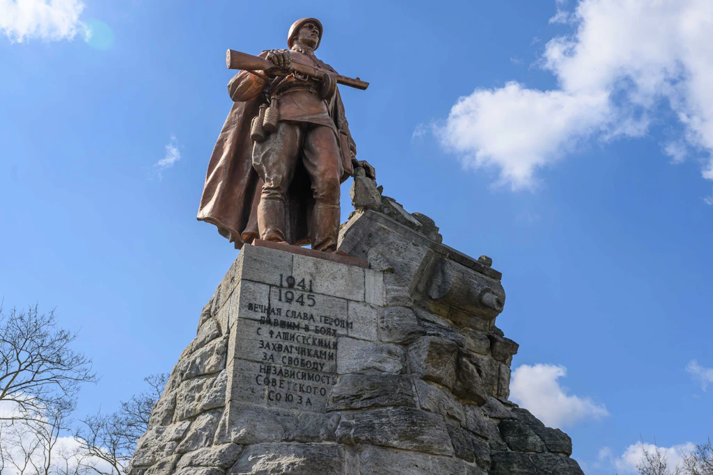 Die Seelower Höhen waren 1945 der Schauplatz der größten Schlacht des Zweiten Weltkriegs auf deutschem Boden, bei der die Rote Armee die letzte Verteidigungslinie vor Berlin durchbrach. Heute dient das dortige Areal als Gedenkstätte und Museum, um an die mehr als 100.000 Opfer zu erinnern.