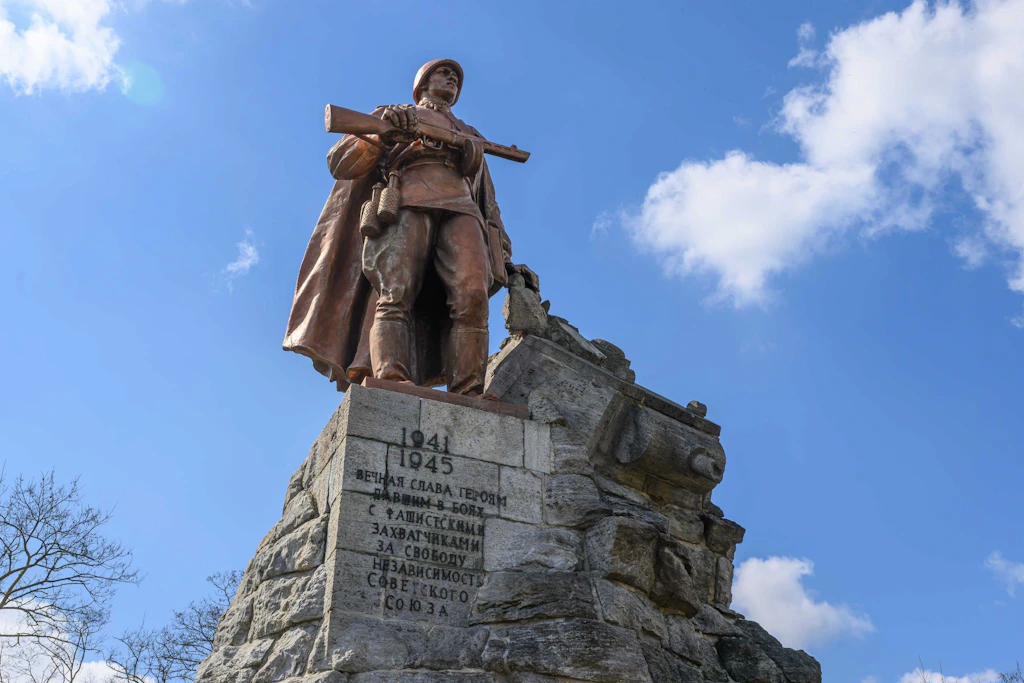 Die Seelower Höhen waren 1945 der Schauplatz der größten Schlacht des Zweiten Weltkriegs auf deutschem Boden, bei der die Rote Armee die letzte Verteidigungslinie vor Berlin durchbrach. Heute dient das dortige Areal als Gedenkstätte und Museum, um an die mehr als 100.000 Opfer zu erinnern.