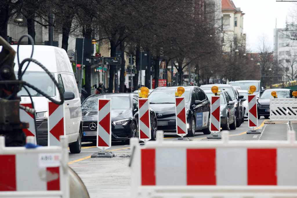 Berlin, deine Staustellen. Mehrere neue Baustellen bremsen seit Dienstagmorgen den Verkehr in der Hauptstadt aus. 