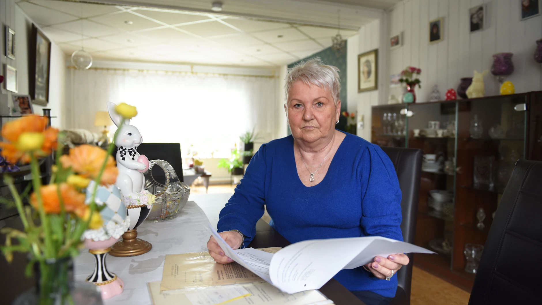 Kornelia Rienecker in ihrem gemütlichen Häuschen – zwischen all den Papieren, die belegen, dass sie und ihr Mann das Grundstück 1974 kauften.