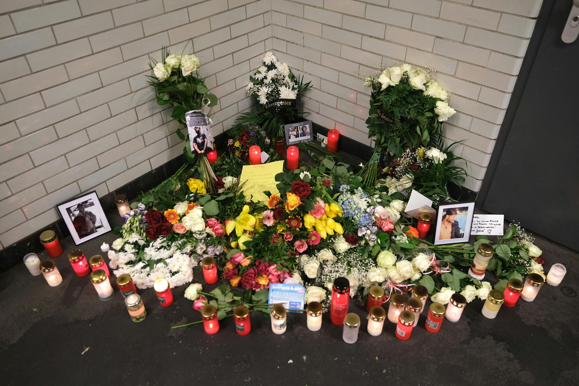 Steve H. alias Bobby ist tot. Trauernde haben Kerzen und Blumen am Tatort niedergelegt.