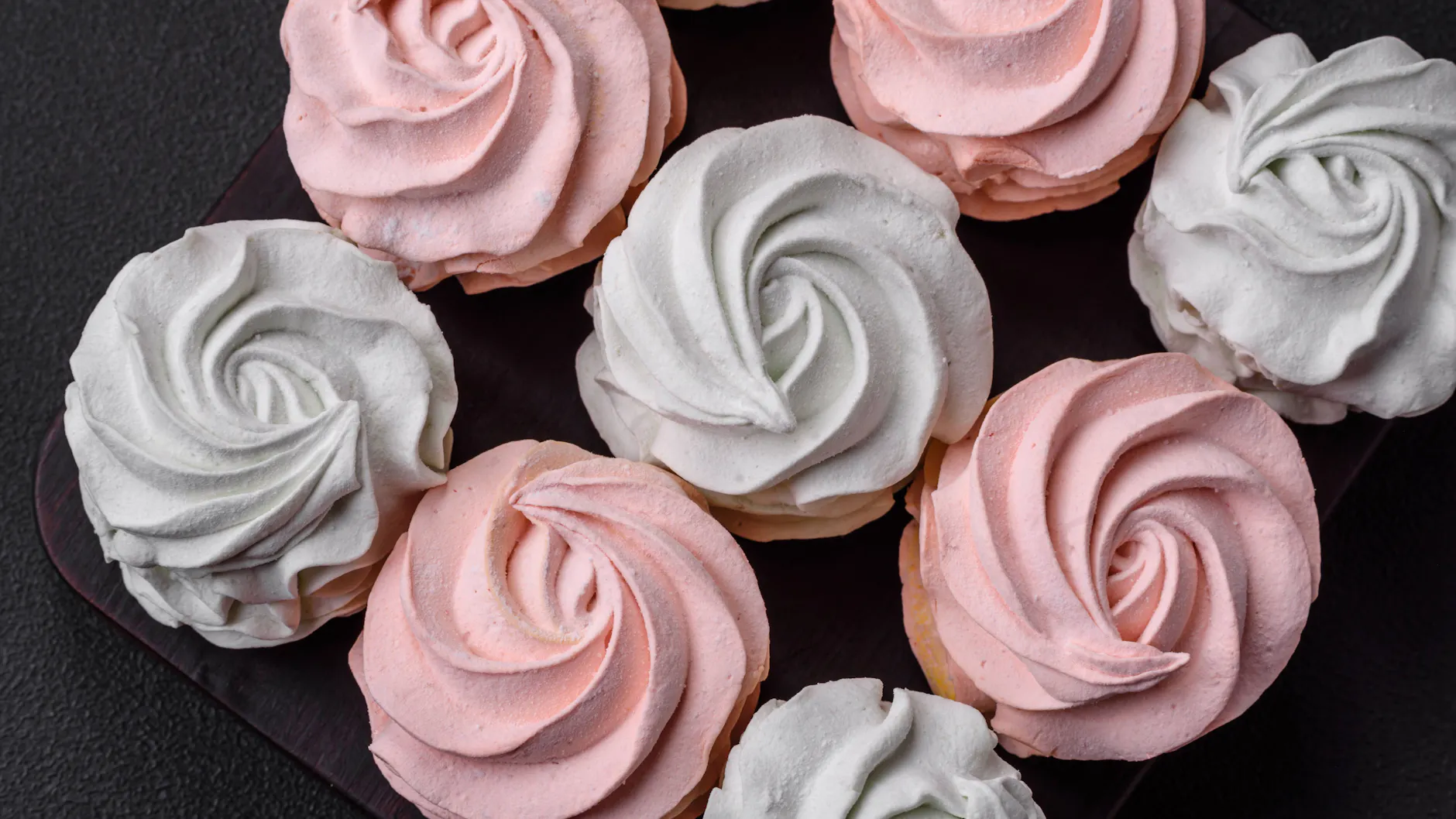 Könner mit der Spritztüte machen aus Baiser kunstvolle Gebilde.