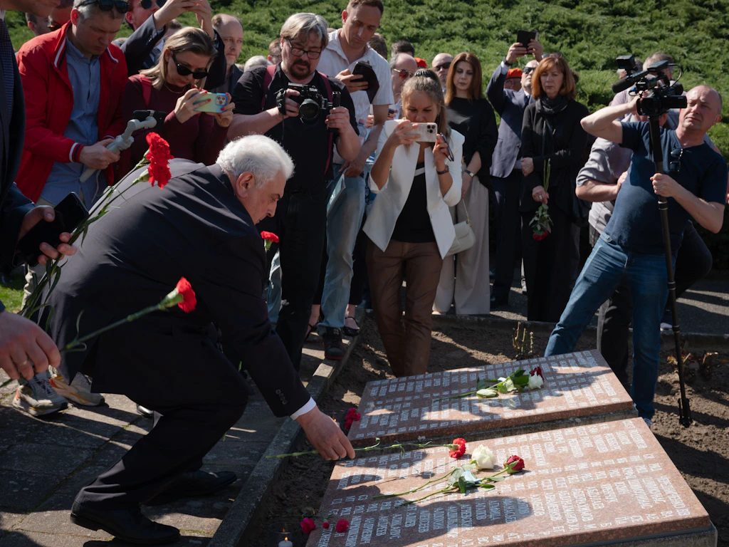 Der russische Botschafter legt Blumen des Gedenkens am Mahnmal in Seelow ab. 