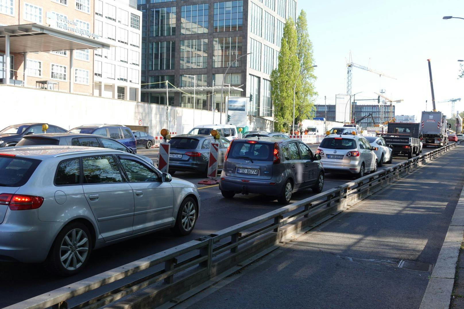Selbst in den Ferien ist die Dauerbaustelle Elsenbrücke am Morgen zugestaut.