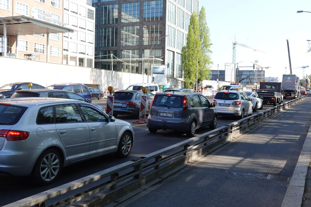 Selbst in den Ferien ist die Dauerbaustelle Elsenbrücke am Morgen zugestaut.