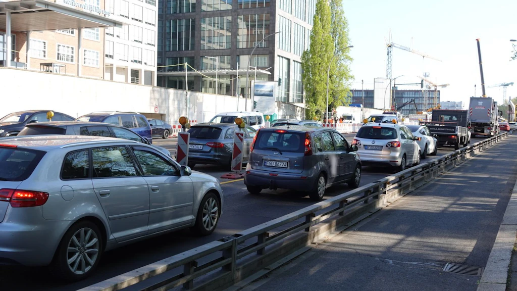 Morgens ist die Dauerbaustelle Elsenbrücke zugestaut: Auch ohne den Verkehr von der A100 reicht die Kapazität der Brücke von Treptow nach Friedrichshain nicht aus.