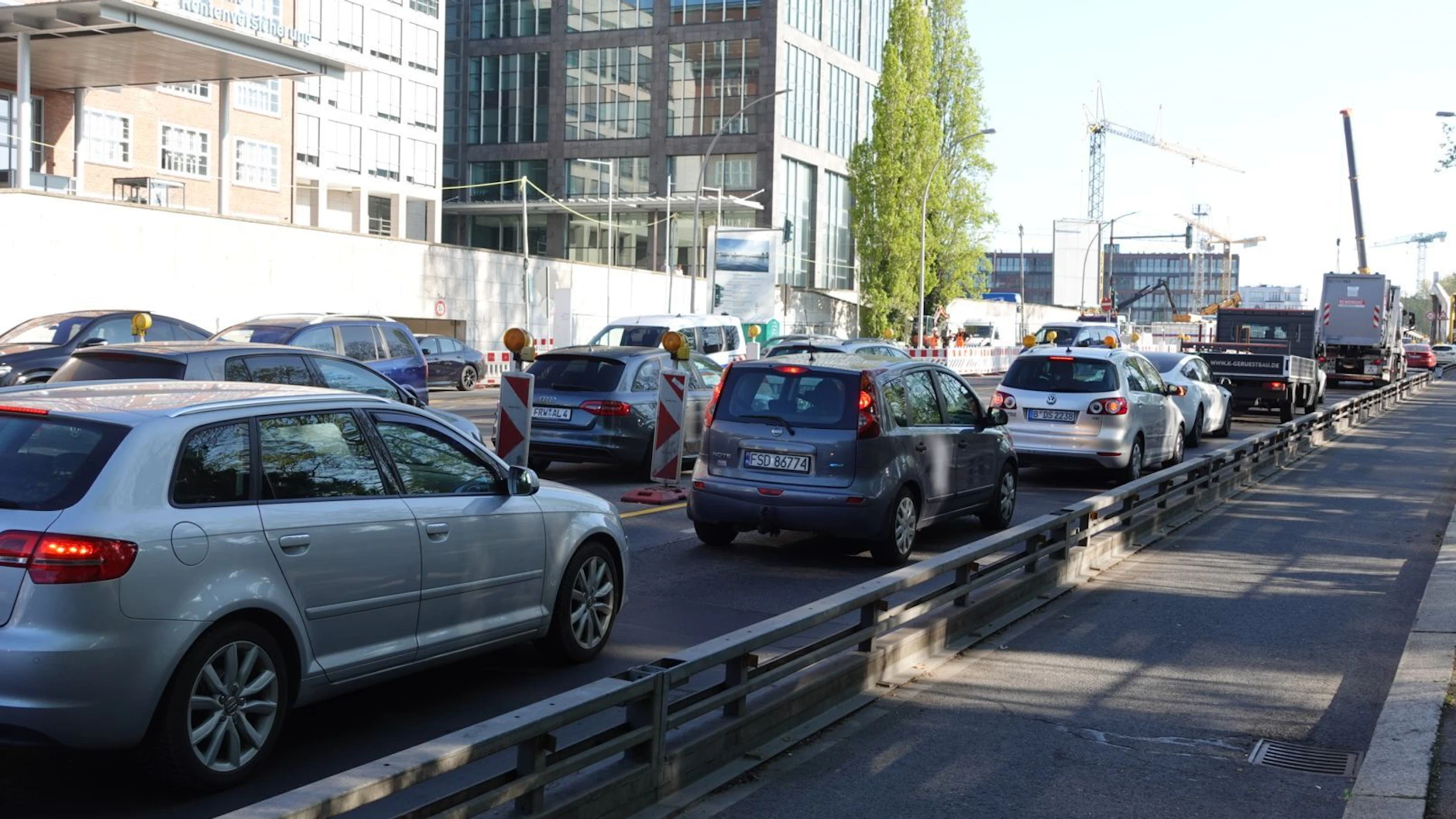 Morgens ist die Dauerbaustelle Elsenbrücke zugestaut: Auch ohne den Verkehr von der A100 reicht die Kapazität der Brücke von Treptow nach Friedrichshain nicht aus.