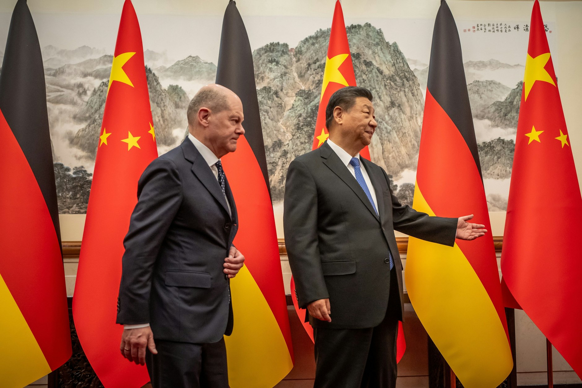 Zieht es die deutsche Wirtschaft wegen Trumps Zöllen nach China? Bundeskanzler Olaf Scholz (l.) im April letzten Jahres zu Besuch bei Chinas Präsident Xi Jinping in Peking