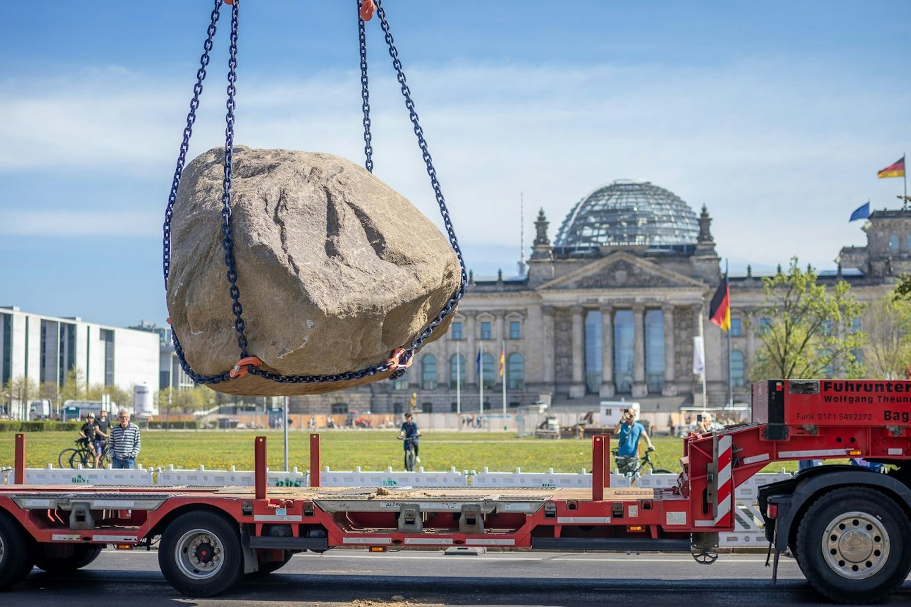 Berlin-Regierungsviertel: Der Findling ist das zentrale Element des Gedenkzeichens für die polnischen Opfer des Zweiten Weltkriegs.