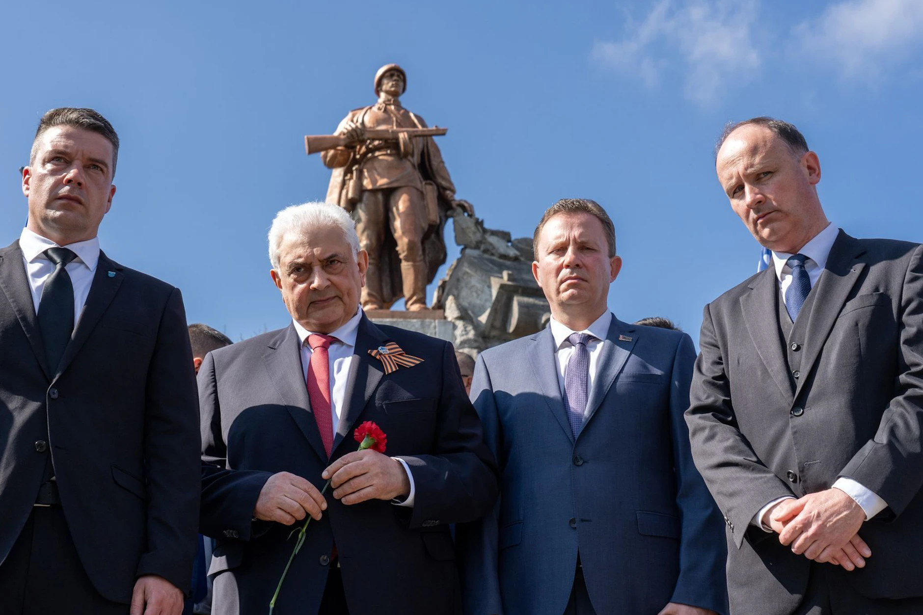 Bei der Gedenkveranstaltung zum 80. Jahrestag der Schlacht um die Seelower Höhen (von links): Robert Nitz (parteiloser Bürgermeister von Seelow), Sergej J. Netschajew (russischer Botschafter), Andrei Shuplyak, (Gesandter Botschaftsrat von Belarus) und Friedemann Hanke (stellvertretender Landrat von Märkisch-Oderland). 