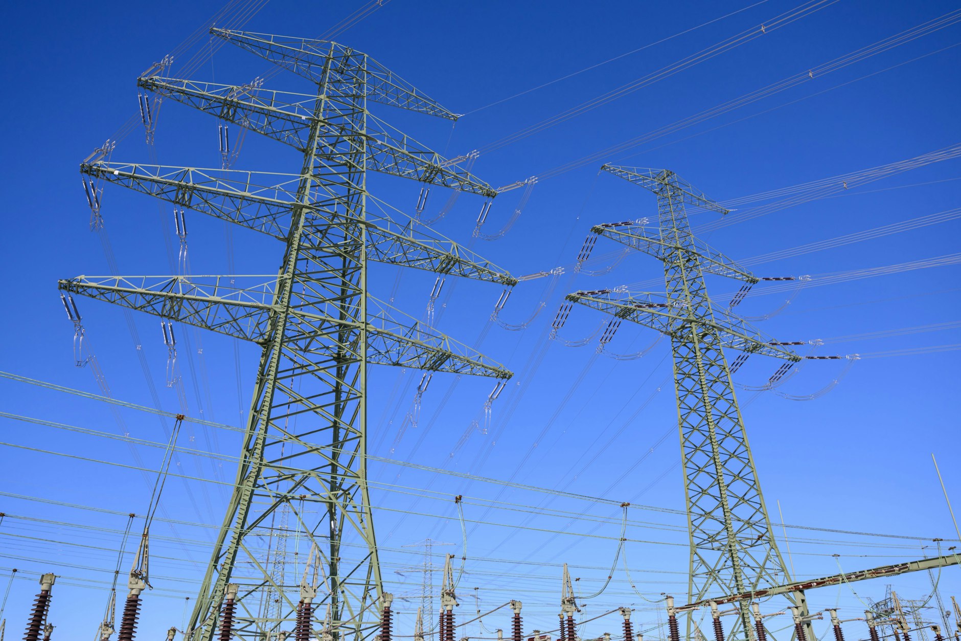 Ein Hochspannungsmast der Uckermarkleitung und ein Mast von Nordring sind auf dem Umspannwerk Neuenhagen von 50Hertz zu sehen. (Symbolbild)