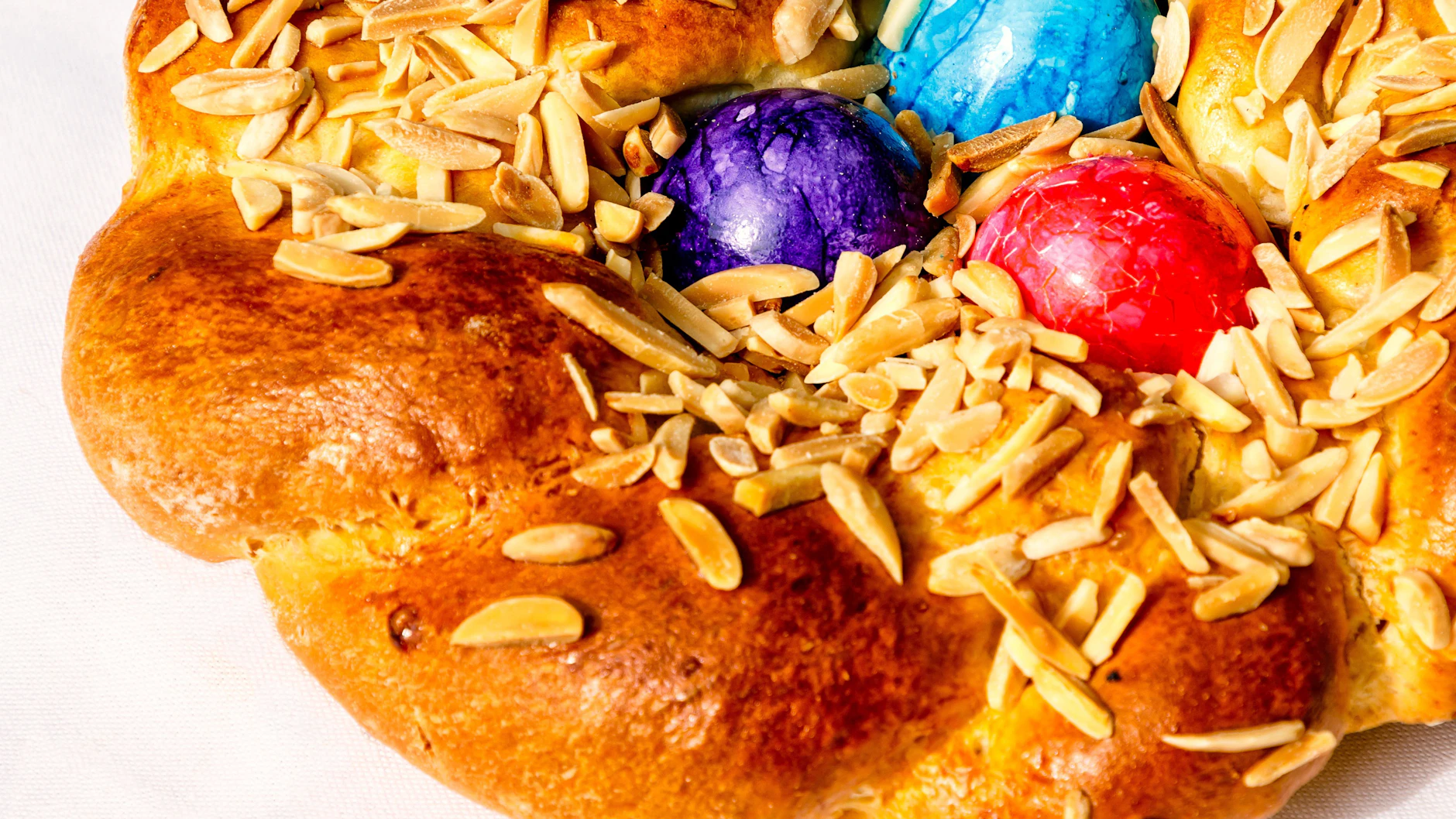 Sie können Osterbrot auch zu einem Kranz formen und darin die Ostereier platzieren.  