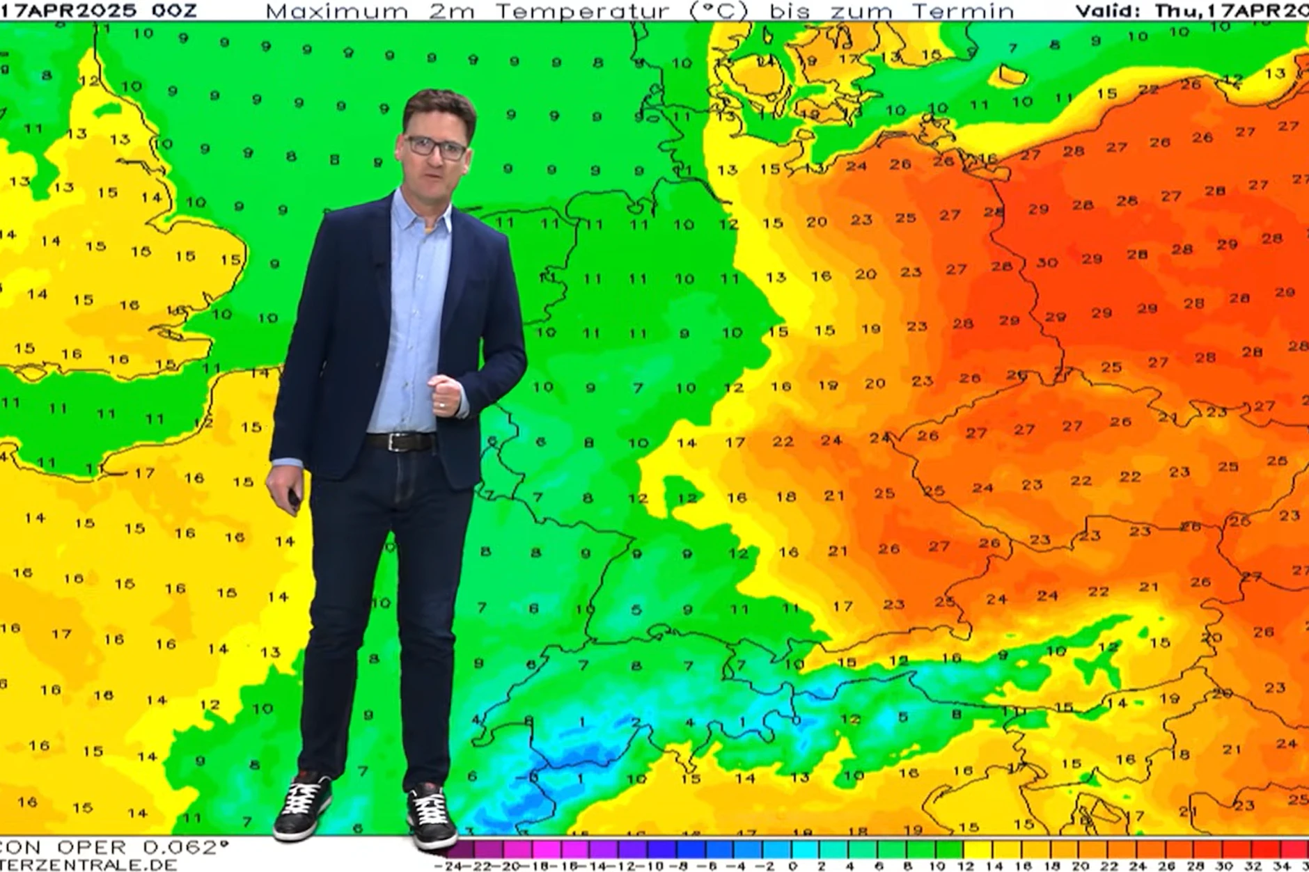 Die Farben der Wetterkarte, vor der Dominik Jung von wetter.net steht, zeigen die Wettergrenze. Grün der Westen, Rot der Osten. Im Westen Deutschlands bleibt es heute kühl, während sich der Osten auf einen Aprilsommertag freuen kann.  