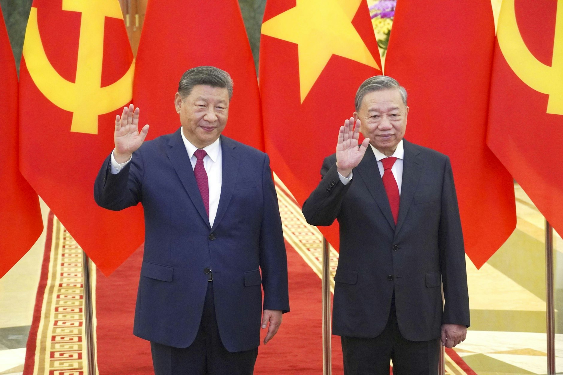 Chinas Präsident Xi Jinping (l.) wird von seinem vietnamesischen Amtskollegen To Lam in Hanoi empfangen.