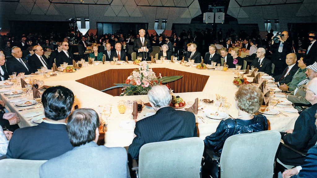 Auch da gab es Forellenröllchen als Vorspeise: Erich Honecker (Mitte, stehend) beim letzten großen Festessen der DDR. Am 7. Oktober 1989, dem 40. Jahrestag der DDR, im Palast der Republik. Links neben ihm sitzen der sowjetische Staats- und Parteichef Michail Gorbatschow und dessen Frau Raissa, rechts seine Ehefrau Margot Honecker.