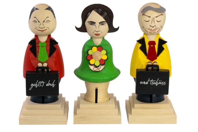 „Geh(t) doch“: So wird die Ampelregierung verabschiedet. Die drei Ampelräuchermännchen und -frauchen Olaf, Annalena und Christian kosten im Paket 199 Euro. Auf der Tasche von Olaf Scholt steht „Geh(t) doch“, auf der von Christian Lindner „und tschüss“.