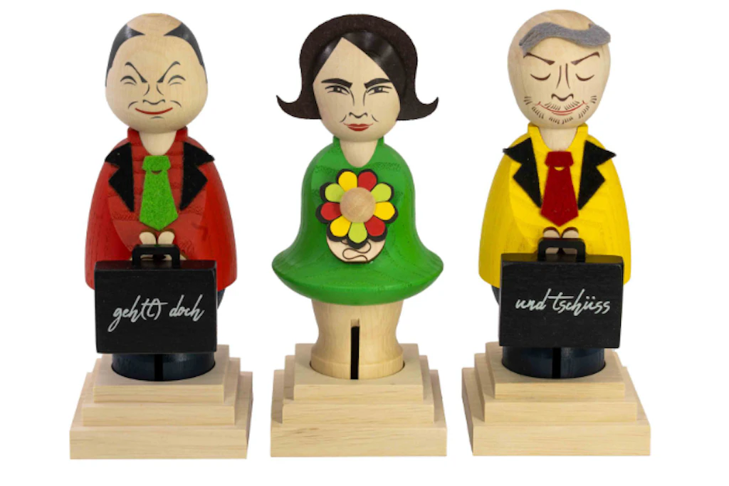 „Geh(t) doch“: So wird die Ampelregierung verabschiedet. Die drei Ampelräuchermännchen und -frauchen Olaf, Annalena und Christian kosten im Paket 199 Euro. Auf der Tasche von Olaf Scholt steht „Geh(t) doch“,  auf der von Christian Lindner „und tschüss“.