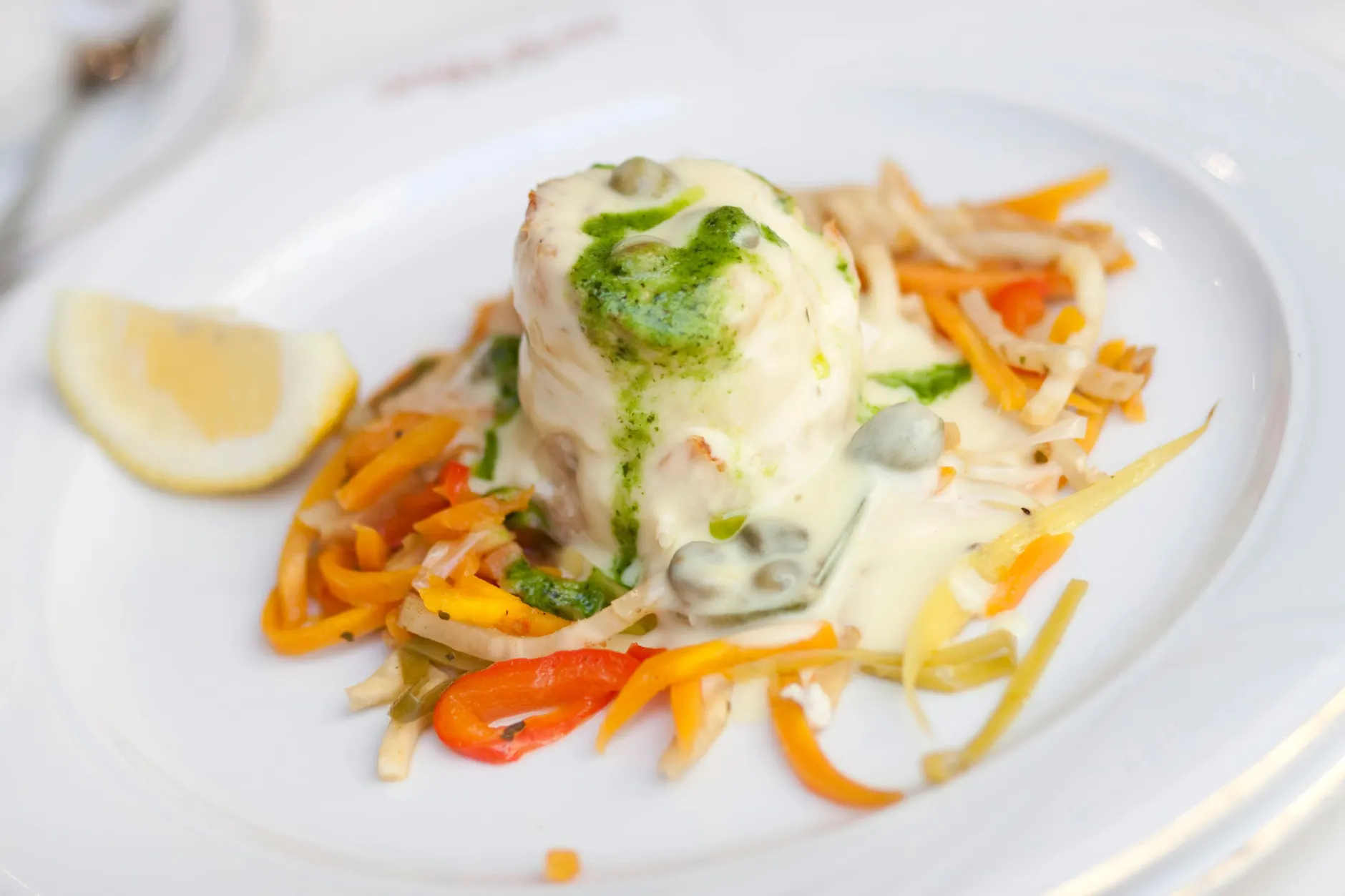 In Sahne-Pilz-Sauce: Forellenröllchen mit Pesto auf Gemüse Julienne.