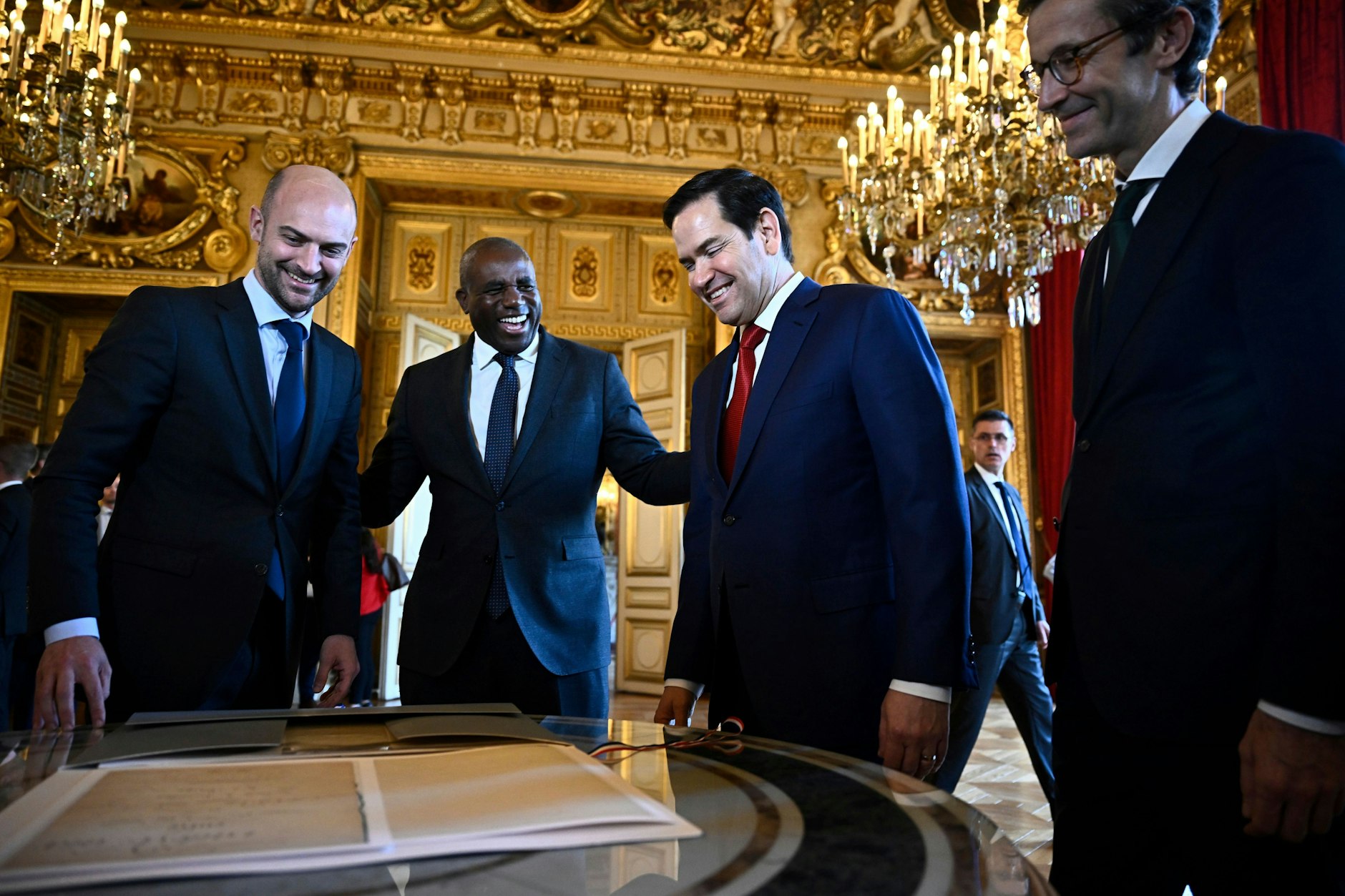 Der Politische Direktor des deutschen Außenministeriums Gunter Sautter (r), der französische Außenminister Jean-Noel Barrot (l), der britische Außenminister David Lammy, (2.v.l.) und US-Außenminister Marco Rubio vor Gesprächen über den Ukrainekrieg.