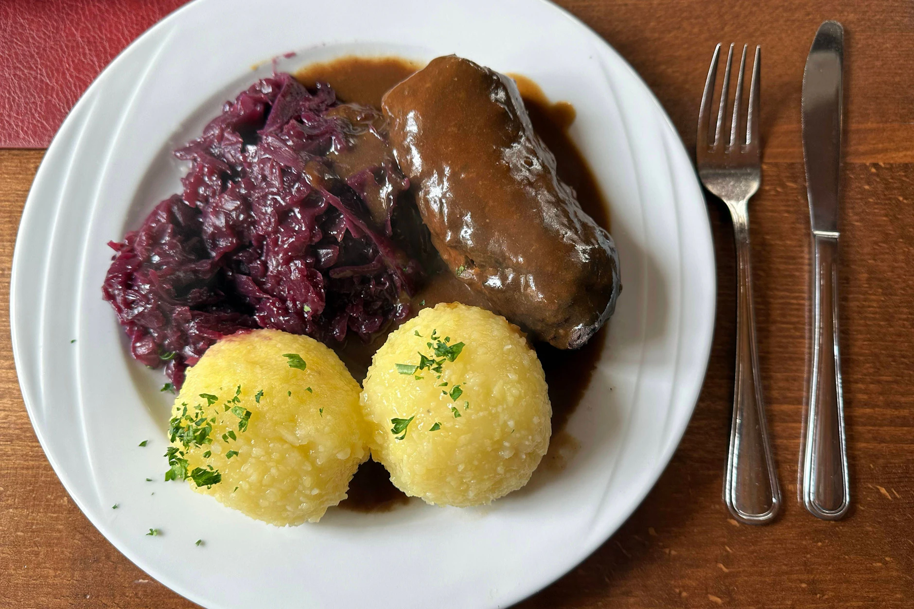 Abseits der Raststätten bieten Gasthöfe Leckeres zu fairen Preisen.