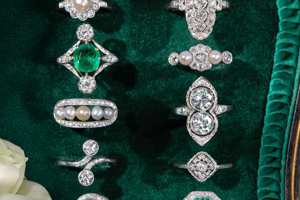 Begehrt zur Verlobung: Diamantringe von 1900 bis 1925