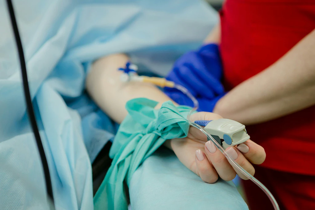 Der Arm einer Patientin mit einem venösen Zugang