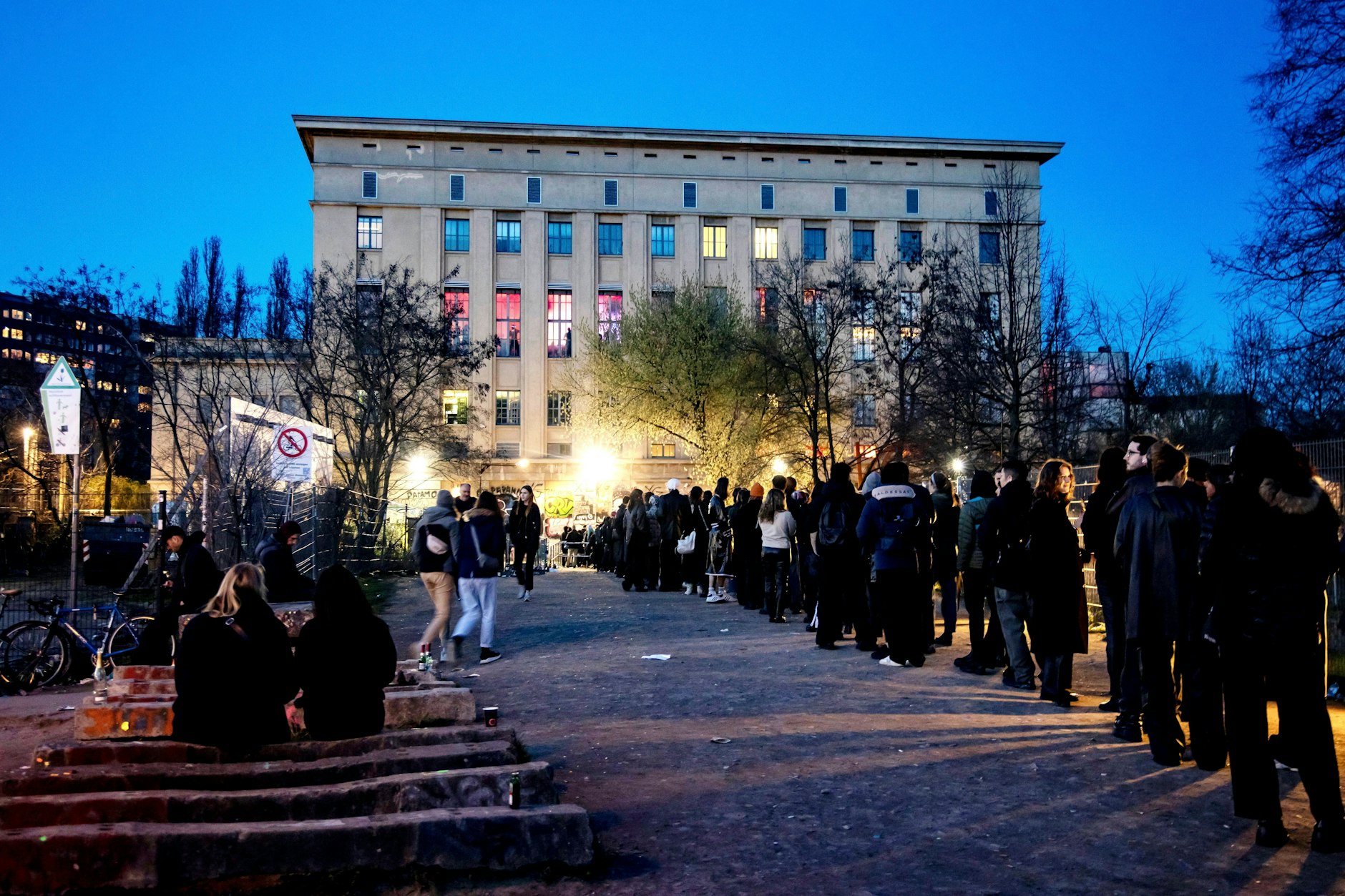 Schön grün: Die Bäume vorm Berghain tragen erstes Laub und machen vielen Lust auf den Garten.
