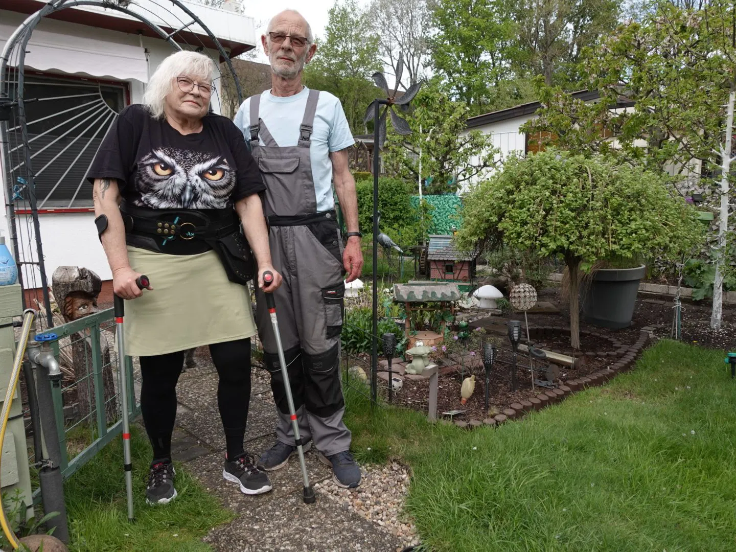 Maybrit Kirchbaum (65) ist auf ihre Krücken angewiesen: Ohne Auto kommen sie und ihr Mann Ralf Kirchbaum (80) nicht zu ihrem grünen Paradies.