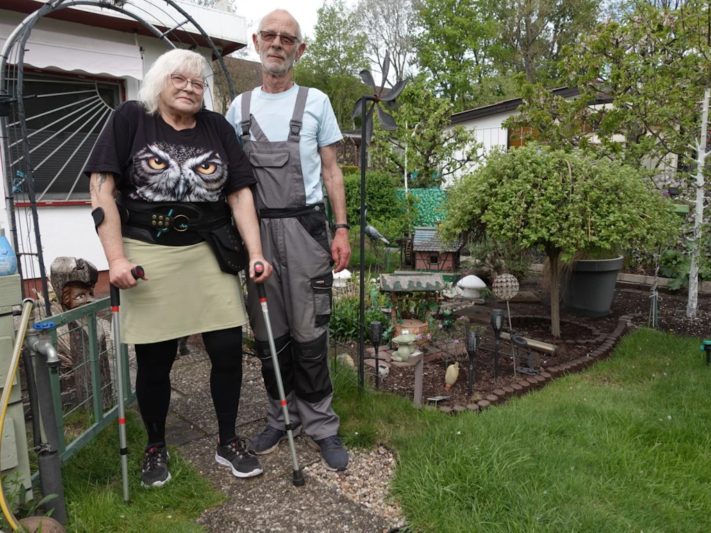 Maybrit Kirchbaum (65) ist auf ihre Krücken angewiesen: Ohne Auto kommen sie und ihr Mann Ralf Kirchbaum (80) nicht zu ihrem grünen Paradies.