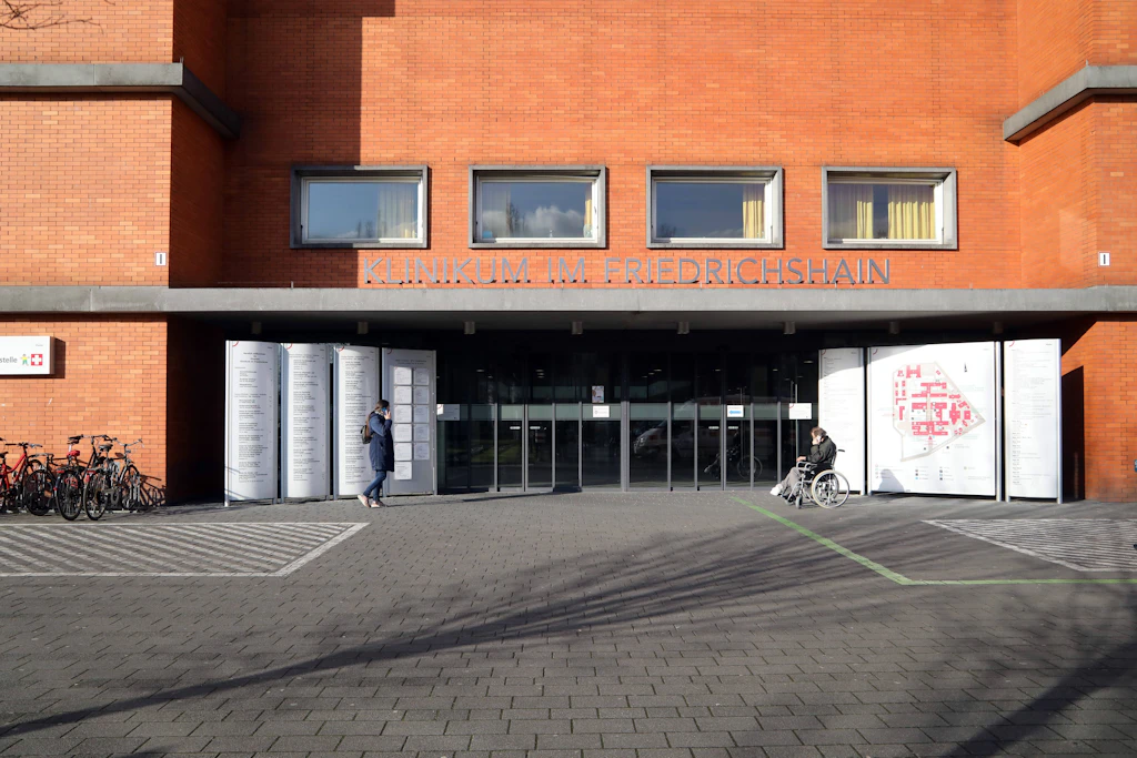 Eingang des Vivantes Klinikums im Friedrichshain