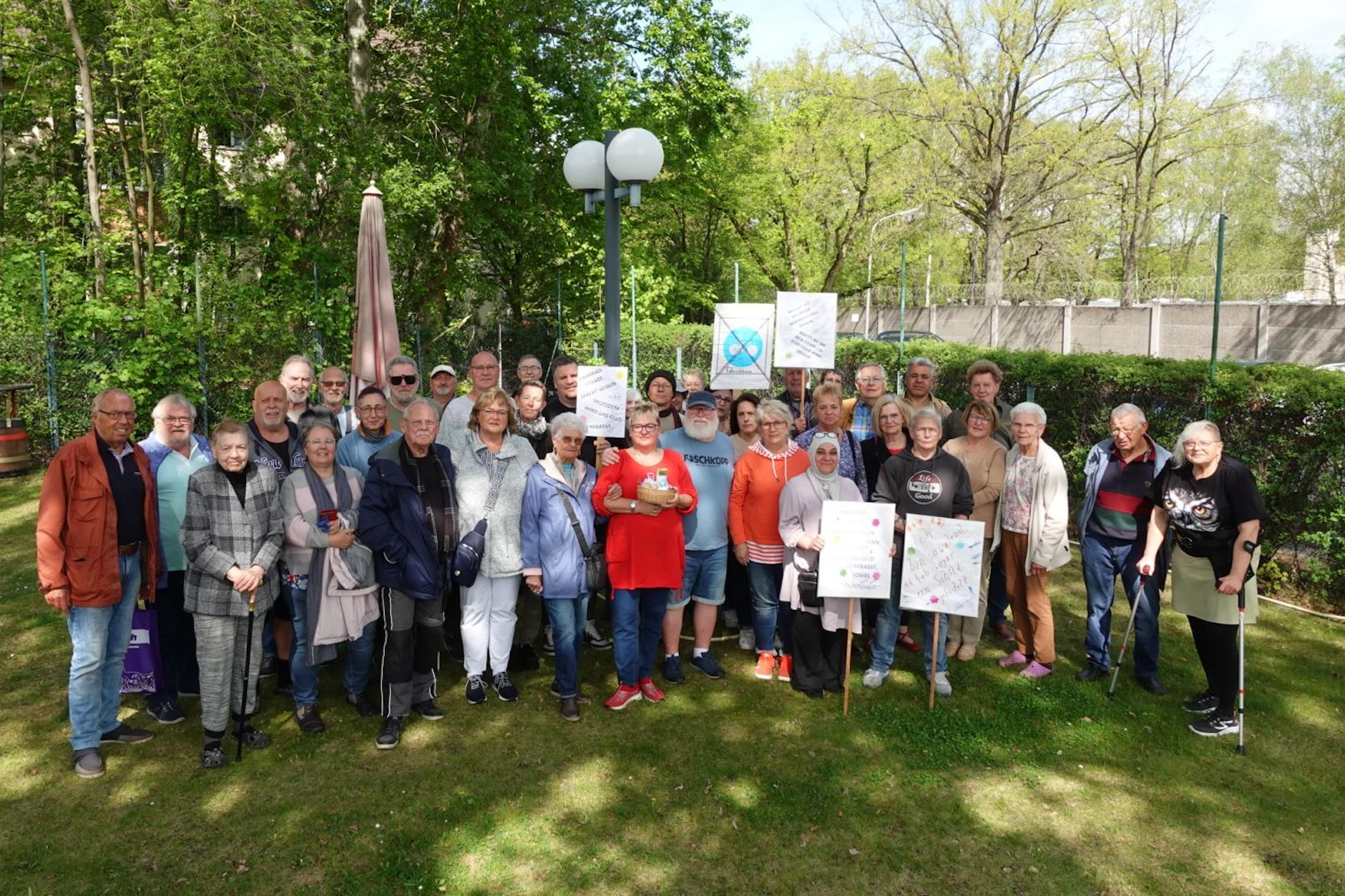 Diese Kleingärtner protestieren dagegen, dass der Charles-Corcelle-Ring, die einzige Zufahrtsstraße zu vier Kleingartenanlagen, in eine Fahrradstraße umgewandelt werden soll. 282 Parkplätze fallen so weg.