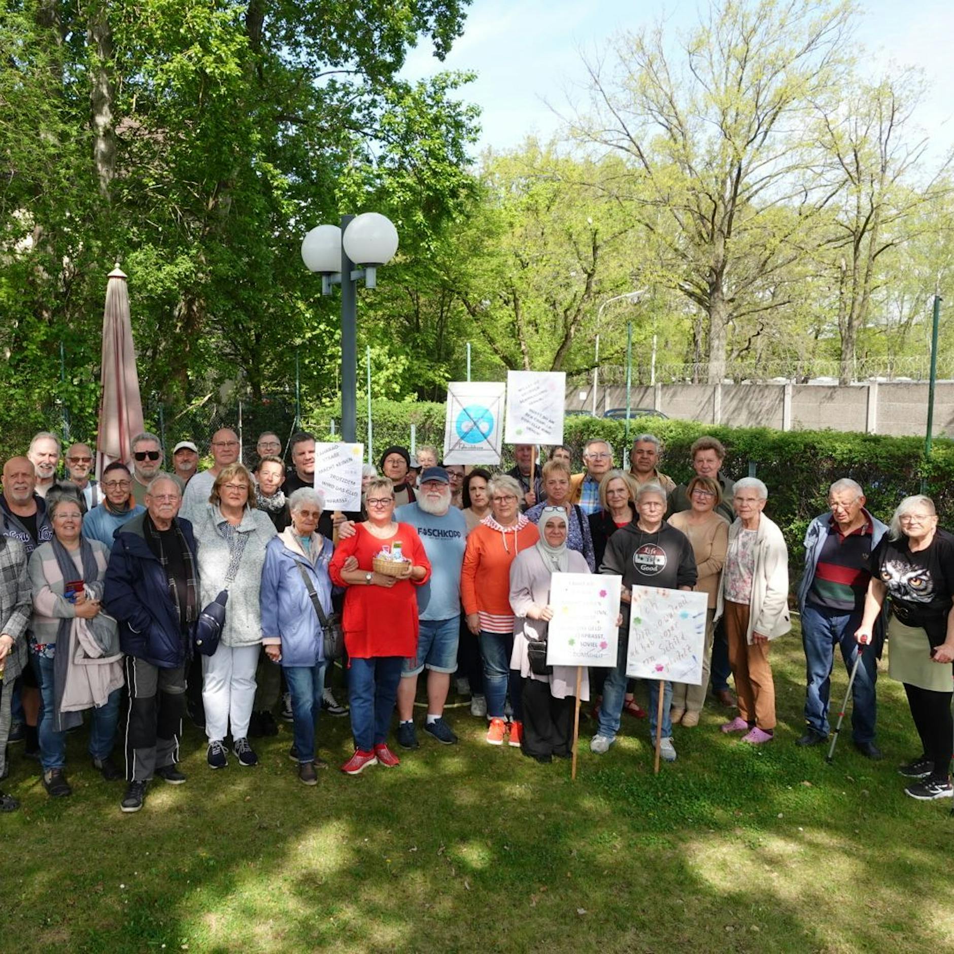 In Berlin-Wedding: Eine Fahrradstraße macht das Idyll dieser Kleingärtner kaputt