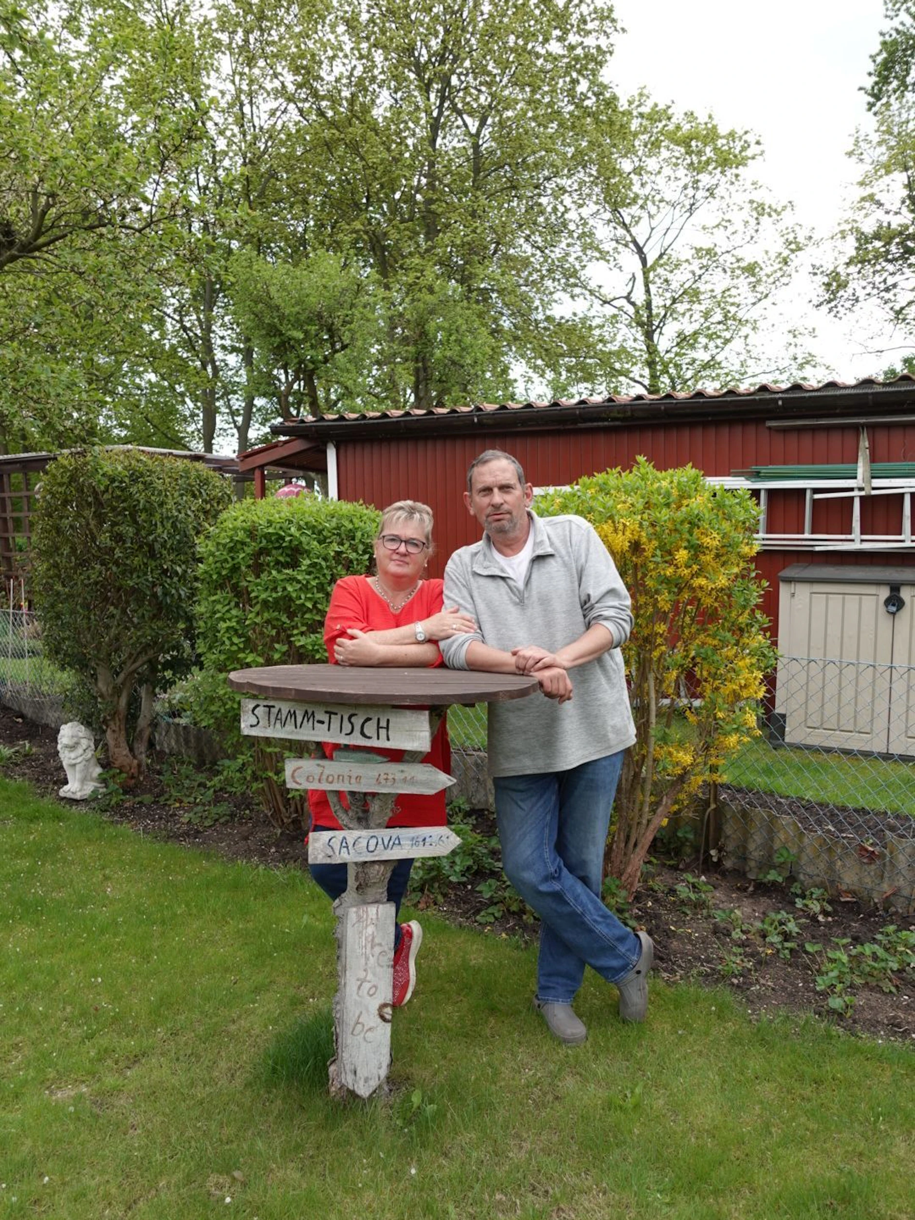 Alexandra (54) und Thomas (59) Quetting sind beides: Anwohner und Kleingärtner: Sie wohnen im vorderen Teil des Charles-Corcelle-Rings und haben seit 2018 in der KGA Quartier Napoleon ihren Kleingarten. Sie kämpfen dafür, dass die Parkplätze für alle erhalten bleiben.