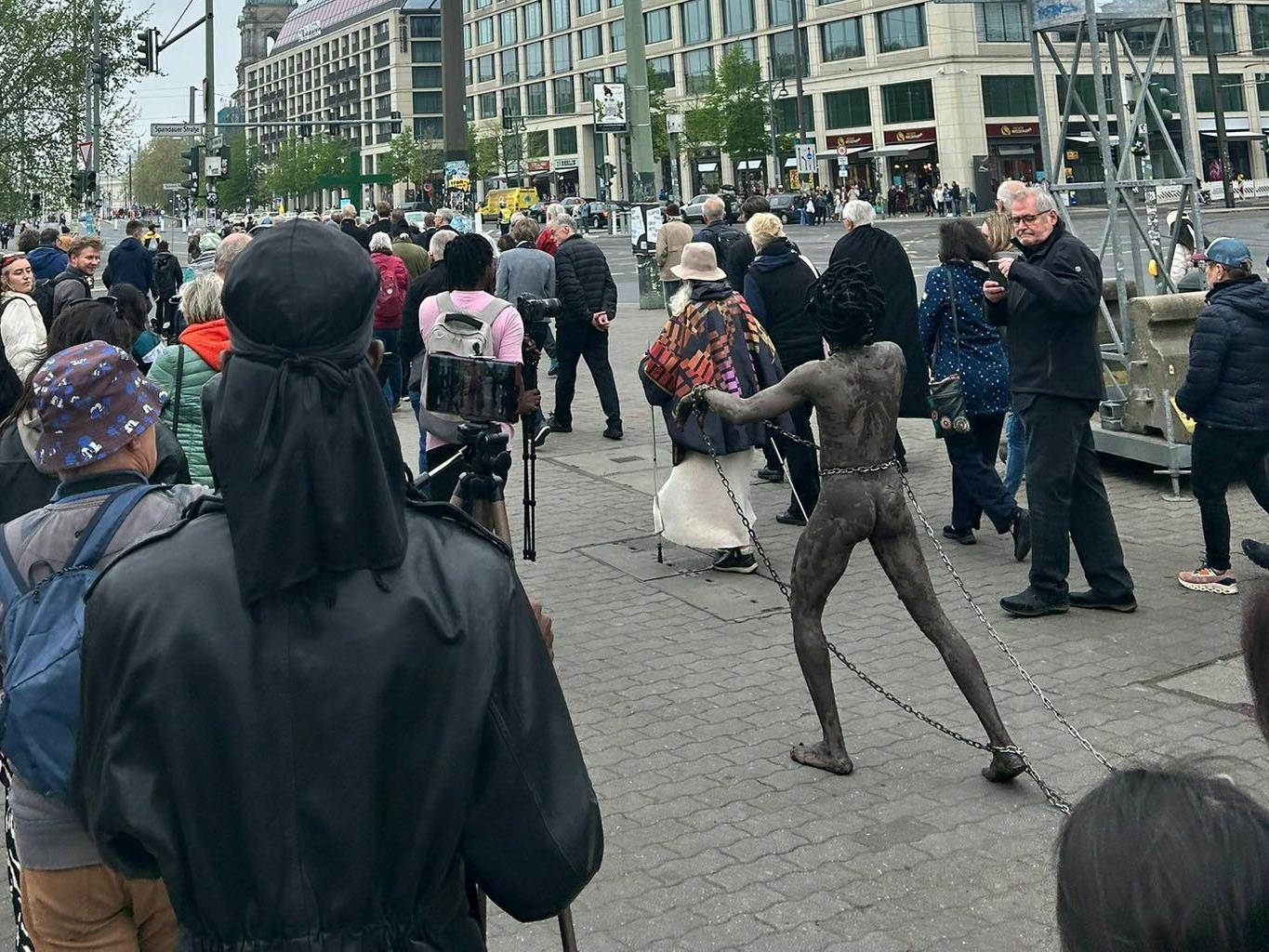 Umringt von einem Künstlerkollektiv und Gläubigen: ein queerer Künstler auf einer Karfreitagsprozession